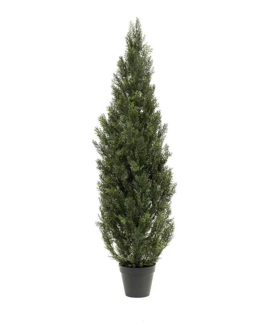 Konstgjord växt Barrträd UV 150 cm är en hög, grön konstgjord tall med täta, nålliknande blad, avbildad mot en vanlig vit bakgrund.