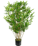 Artificial Plant Bamboo Deluxe 90 cm är en hög, lummig grön konstgjord bambu med smala grenar och långa, smala blad i en svart kruka, avbildad mot en vanlig vit bakgrund.