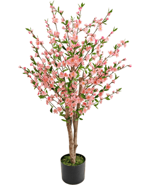 De Kunstplant Kersenbloesem 120 cm roze heeft meerdere bruine stammen met roze bloesem en groene bladeren, in een zwarte pot met groen mos aan de basis, tegen een witte achtergrond.