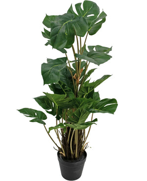 De Kunstplant Monstera 90 cm is een kunstplant met grote, glanzend groene bladeren met natuurlijke splitten, rechtop in een zwarte kunststof pot tegen een witte achtergrond.