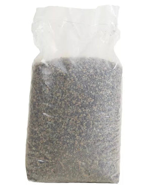 En 10-liters påse med "Volcanic Pebbles" fylld med små, gråaktiga vulkanstenar, förseglade i toppen och stående upprätt på en vanlig vit bakgrund.