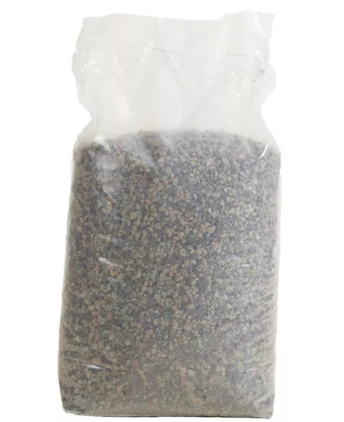 En 10-liters påse med "Volcanic Pebbles" fylld med små, gråaktiga vulkanstenar, förseglade i toppen och stående upprätt på en vanlig vit bakgrund.