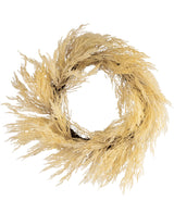 Een ronde Kunstkrans Pampass van 60 cm in beige, vervaardigd uit gedroogd, pluizig, lichtbruin gras met een luchtige textuur en een luchtige uitstraling, tegen een witte achtergrond.