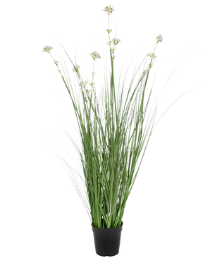Konstgräs Purjolök Blomma Lök Gräs Pot 90 cm brandskyddsmedel har långa, tunna gröna blad och bleka blomklasar i en svart kruka, mot en vanlig vit bakgrund.