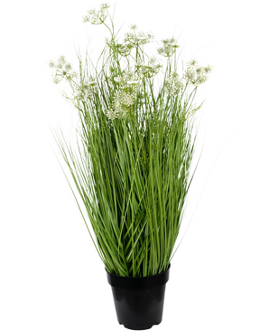 Den konstgjorda gräsrotsblommor Lökgräs 90 cm Brandskyddsmedlet har långa, smala gröna blad och fina vita blomklasar i en kruka, mot en vanlig vit bakgrund.
