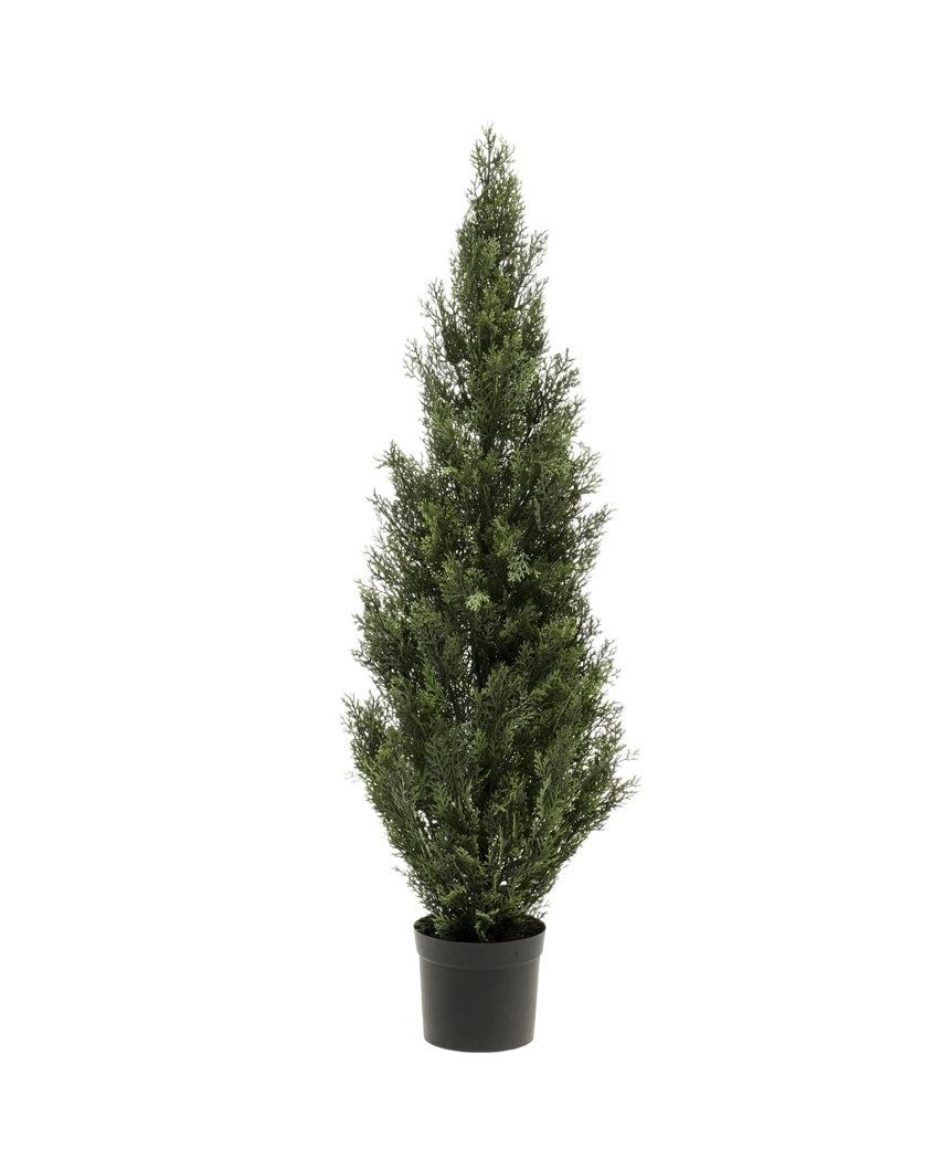 Konstgjorda växten Barrträd UV 120cm, en hög och smal konstgjord grön vintergrön med täta gröna blad i en liten svart kruka, visas mot en vanlig vit bakgrund.