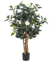 De Kunstplant Camellia japonica 100 cm heeft meerdere hoge bruine stelen, donkergroene bladeren en witte kunstbloemen tegen een effen witte achtergrond.
