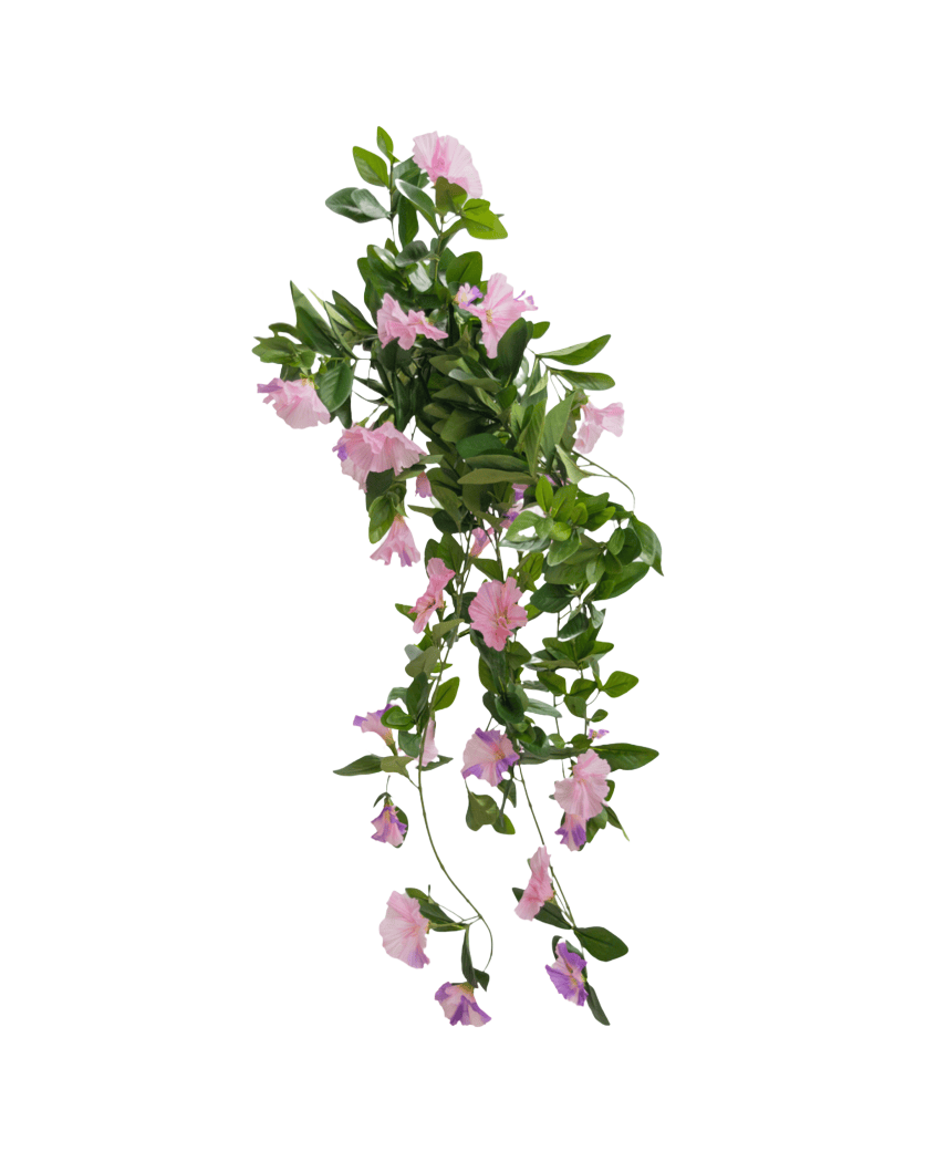 Den konstgjorda hängande växten Petunia 70 cm har gröna blad och lila trumpetformade blommor mot en vanlig vit bakgrund.