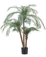 De Kunstpalm Cycas Classic 135 cm heeft meerdere slanke stammen en lange, overhangende groene bladeren, in een eenvoudige zwarte pot tegen een effen witte achtergrond.