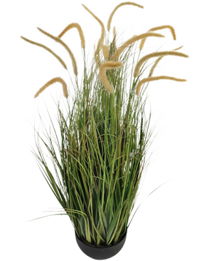 Konstgräs Dogtail lök gräs gren 110cm brandskyddande är en krukväxt konstgräsplanta med långa, smala gröna blad och höga, fluffiga beiga fröhuvuden, avbildad mot en vanlig vit bakgrund.