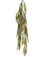Den konstgjorda hängande växten Aloe Vera 102 cm har långa, smala gröna blad med tandade kanter som faller ner mot en vanlig vit bakgrund.