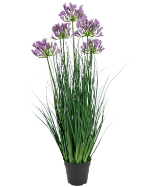 Konstgräs Purple Agapanthus Onion Grass Pot är en 90 cm hög, brandhämmande konstgjord växt med långa gröna blad och klasar av lila blommor, utställd i en vanlig svart kruka mot en vit bakgrund.