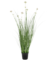 Konstgräs Purjolök Blomma Lök Gräs Pot 90 cm brandskyddsmedel har långa, tunna gröna blad och bleka blomklasar i en svart kruka, mot en vanlig vit bakgrund.
