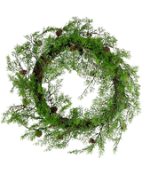Den konstgjorda tallkransen 50cm grön är en rund krans gjord av gröna tallgrenar och små bruna kottar, arrangerad i en naturlig, rustik stil mot en vit bakgrund.
