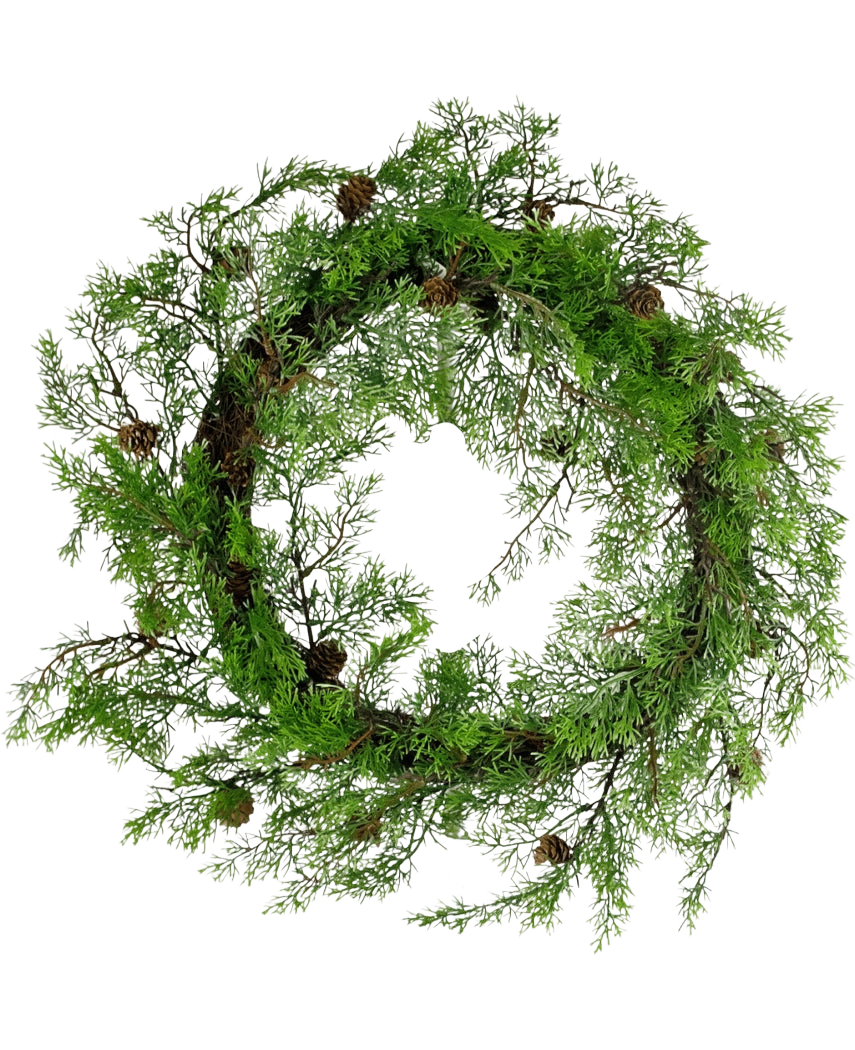 Den konstgjorda tallkransen 50cm grön är en rund krans gjord av gröna tallgrenar och små bruna kottar, arrangerad i en naturlig, rustik stil mot en vit bakgrund.