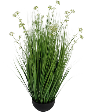 Konstgräs Purjolök Blomma Lök Gräskruka 100cm brandskyddsmedel är en konstgräsplanta i kruka med långa, smala blad och små vita blomklasar i en svart rund kruka, avbildad mot en vanlig vit bakgrund.