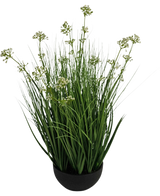 Konstgräs Purjolök Blomma Lök Gräskruka 60cm brandskyddsmedel har höga, tunna gräsliknande gröna blad med små vita blomklasar i en svart kruka, mot en vit bakgrund.