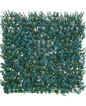 Artificiell Hedge Buxbom blå 50x50 cm UV är en fyrkantig panel med täta gröna blad och klasar av små blå blommor, som skapar en realistisk lövvägg eller dekorativ växtmatta, sett från ovan på en vit bakgrund.