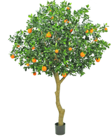 De Kunstboom Sinaasappel 275 cm heeft een slanke stam, dichte groene bladeren en levendige oranje vruchten, waardoor een realistische en decoratieve oranje boom in pot ontstaat tegen een effen witte achtergrond.