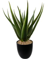 En närbild av den konstgjorda växten Aloe Vera 45 cm visar tjocka, gröna, taggiga blad i en svart kruka fylld med små ljusbruna småstenar.