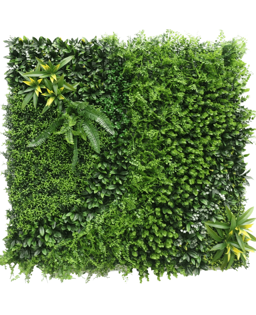 Artificiell Hedge Crush 100x100 cm UV är en frodig grön vertikal trädgård med täta, lummiga växter och ormbunkar i olika texturer och gröna toner, arrangerade i ett fyrkantigt mönster mot en vit bakgrund.