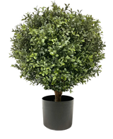 Artificiell buxbom på stam UV 40 cm är en rund, buskig grön form med täta blad i en enkel svart kruka, mot en vanlig vit bakgrund.