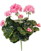 Den konstgjorda Pelargonen 40 cm rosa har rosa blommor och runda gröna blad på långa stjälkar, som visar skönheten hos en rosa konstgjord växt eller falsk pelargon mot en vit bakgrund.