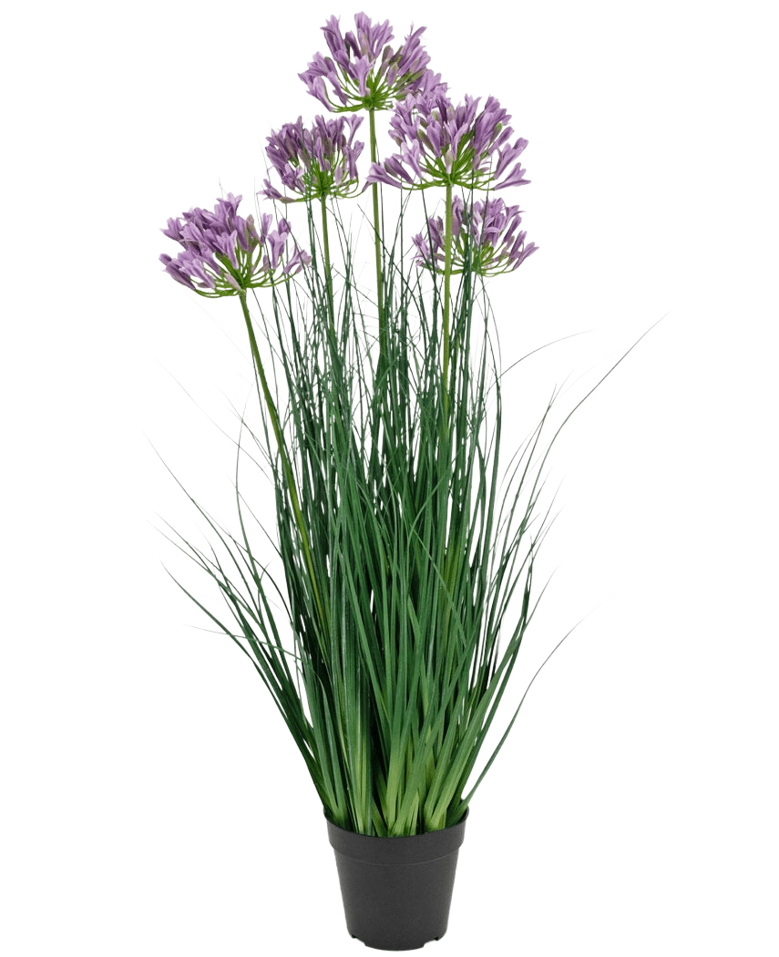 Konstgräs Purple Agapanthus Onion Grass Pot är en 90 cm hög, brandhämmande konstgjord växt med långa gröna blad och klasar av lila blommor, utställd i en vanlig svart kruka mot en vit bakgrund.