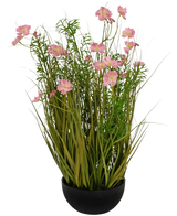 Konstgräs rosa Gesang Blomlök gräskruka 56cm brandskyddsmedel har en svart kruka med långt grönt konstgräs och mjuka rosa-vita blommor, perfekt för en stilren inredning mot en vit bakgrund.