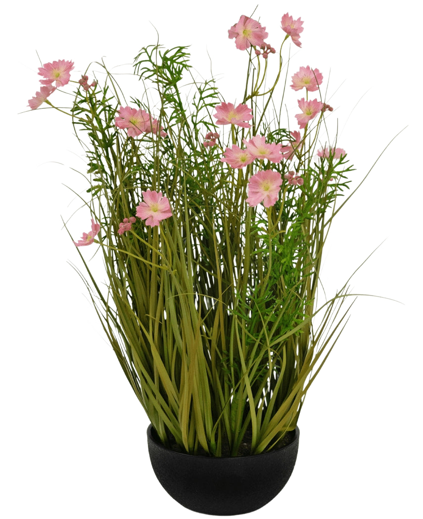 Konstgräs rosa Gesang Blomlök gräskruka 56cm brandskyddsmedel har en svart kruka med långt grönt konstgräs och mjuka rosa-vita blommor, perfekt för en stilren inredning mot en vit bakgrund.