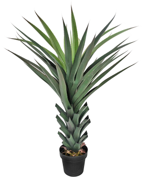 De Kunstplant Agave Pandora UV 120 cm heeft lange, puntige groene bladeren die zich verspreiden vanaf een dikke, gelaagde stengel, tegen een effen witte achtergrond.