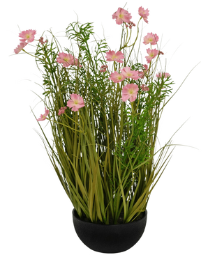 Konstgräs rosa Gesang Blomlök gräskruka 56cm brandskyddsmedel har en svart kruka med långt grönt konstgräs och mjuka rosa-vita blommor, perfekt för en stilfull inredning mot en vit bakgrund.