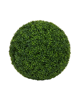 Een dichte, ronde Kunstplant Buxus romeinse stijl UV D55cm vormsnoei van kunstgroene buxusbladeren tegen een effen witte achtergrond.