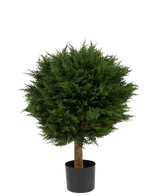 Artificiell växt Conifer Deluxe UV 80 cm har en rund, tät grön bladkula på en enda brun stjälk, i en svart kruka och mot en vanlig vit bakgrund.