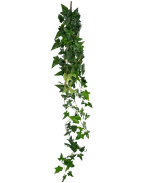 De Kunst hangplant Klimop Boston 120 cm groen heeft een lange streng van kunstmatige groene klimop met dichte, puntige bladeren die naar beneden vallen tegen een effen witte achtergrond.