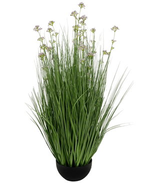 Konstgräs Purjolök Blomma Lök Gräskruka 100cm brandskyddsmedel har en svart kruka med höga, tunna gröna konstgjorda blad och små lila blommor på långa stjälkar, mot en vit bakgrund.