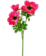 De Kunstbloem Anemoon vertakt 56 cm roze heeft een enkele groene steel met drie helderroze anemoonbloemen met een donker hart en delicate, geruwde bloemblaadjes, plus groene bladeren, tegen een effen witte achtergrond.