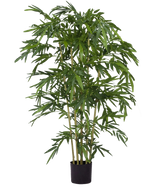 De Kunstplant Bamboe 180 cm brandvertragend is een hoge kunstbamboe met slanke groene bladeren en meerdere dunne stengels in een kleine zwarte pot, afgebeeld tegen een effen witte achtergrond.