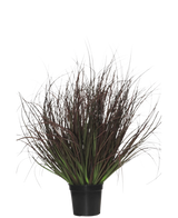 De Kunst Grasplant Gazon 50 cm brandvertragend wordt geleverd in een zwarte plastic pot, met stekelig siergras met lange, dunne, donkerpaarse en groene bladeren - perfect voor interieurdecoratie - op een witte achtergrond.