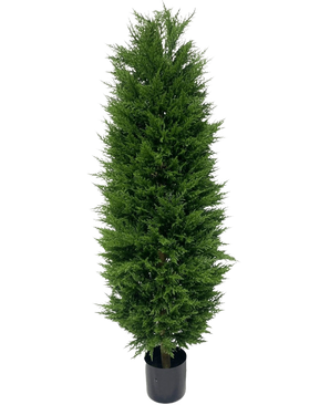 Artificiell växt Barrträd deluxe UV 150 cm är ett högt, frodigt grönt konstgjort barrträd i en svart plastkruka, perfekt för trädgårdsdekoration och avbildad mot en vanlig vit bakgrund.