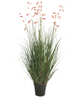 Konstgräsväxten Centipede Grass 120 cm brandskyddsmedel har långa gröna blad och långa, smala stjälkar med rosa plymer, presenterade mot en vit bakgrund.