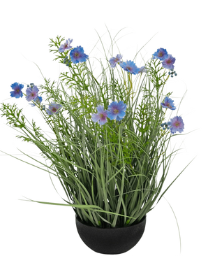 En svart kruka med konstgräs lila Gesang Blomlök gräskruka 56cm brandskyddande, med höga gröna gräsliknande blad och blålila blommor, mot en vanlig vit bakgrund.