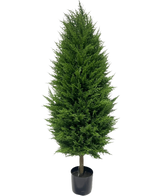 De Kunstplant Conifeer deluxe UV 120 cm heeft dicht, heldergroen blad en staat rechtop in een zwarte plastic bak, perfect voor elke kunstplantentuin. Inclusief UV-bescherming voor blijvende schoonheid tegen een effen witte achtergrond.