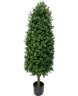 De Kunstplant Buxus Pyramide UV 120 cm is een hoge, kegelvormige kunstplant met dichte groene bladeren in een kleine zwarte pot, perfect voor elke tuin. Hij is voorzien van UV-bescherming om zijn levendige look te behouden tegen een effen witte achtergrond.