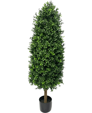 De Kunstplant Buxus Pyramide UV 120 cm is een hoge, kegelvormige kunstplant met dichte groene bladeren in een kleine zwarte pot, perfect voor elke tuin. Hij is voorzien van UV-bescherming om zijn levendige look te behouden tegen een effen witte achtergrond.
