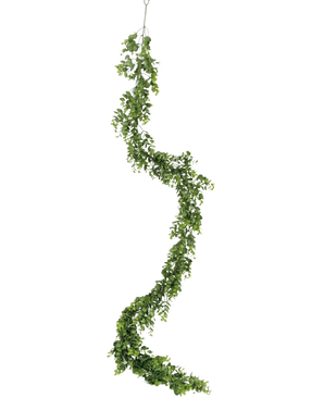 De Kunst slingerplant Pumila 182 cm is een lange, kronkelende kunstmatige groene liaan met kleine blaadjes, verticaal hangend tegen een effen witte achtergrond.