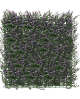 De Kunsthaag Buxus paars 50x50 cm UV is een dicht, vierkant paneel van kunstgroen met kleine paarse bloemen, waardoor een weelderige verticale tuinmat ontstaat die perfect is om een witte achtergrond op te fleuren.