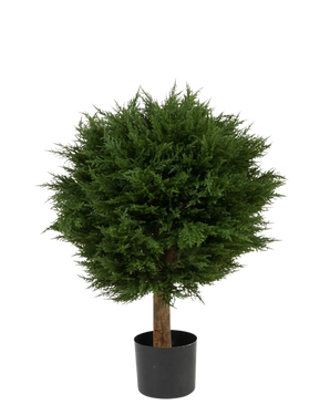 Artificiell växt Conifer Deluxe UV 80 cm har en rund, tät grön bladkula på en enda brun stjälk, i en svart kruka och mot en vanlig vit bakgrund.