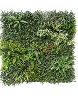 De Kunsthaag Prestige 100x100 cm UV is een vierkant paneel met dicht, groen kunstgroen gebladerte en verschillende kunstplanten, gerangschikt om een weelderige verticale tuin te vormen die ideaal is voor een levendige wanddecoratie.