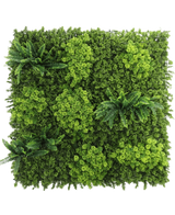 Artificiell Hedge Moss 100x100 cm UV-panel har tätt, varierat grönt bladverk och flera klungor av ormbunksliknande löv på en vit bakgrund.